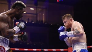 CANELO POKONAŁ SCULLA PO NUDNEJ WALCE, TERAZ CRAWFORD