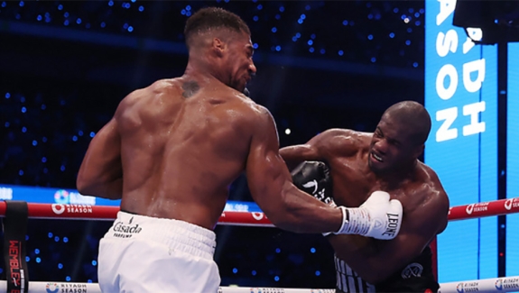 ANTHONY JOSHUA: WRÓCĘ, BY OBIĆ TWARZ FURY'EMU