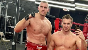 ŁĄCZ POMAGA KNYBIE PRZED WALKĄ Z DAWEJKO