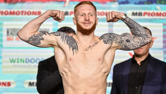 PARZĘCZEWSKI WYGRAŁ NA PUNKTY Z ANTONOWEM