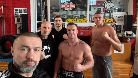 ŁĄCZ POMAGA KNYBIE PRZED WALKĄ Z KABAYELEM