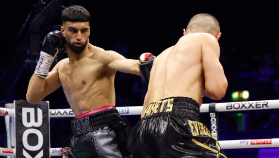 AZIM WYGRYWA PRZED CZASEM W ELIMINATORZE IBF
