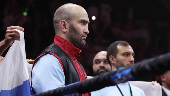 GASIJEW OBRONIŁ PAS WBA, PORAŻKA JOYCE'A